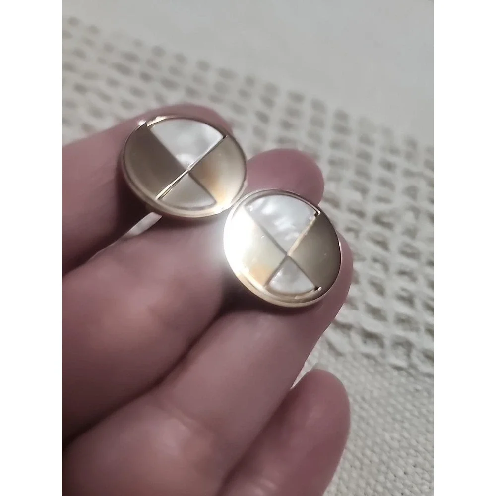 Vintage Avon Mother Of Pearl  Gold Toned Round Retro Cufflinks Fall out Atomic
